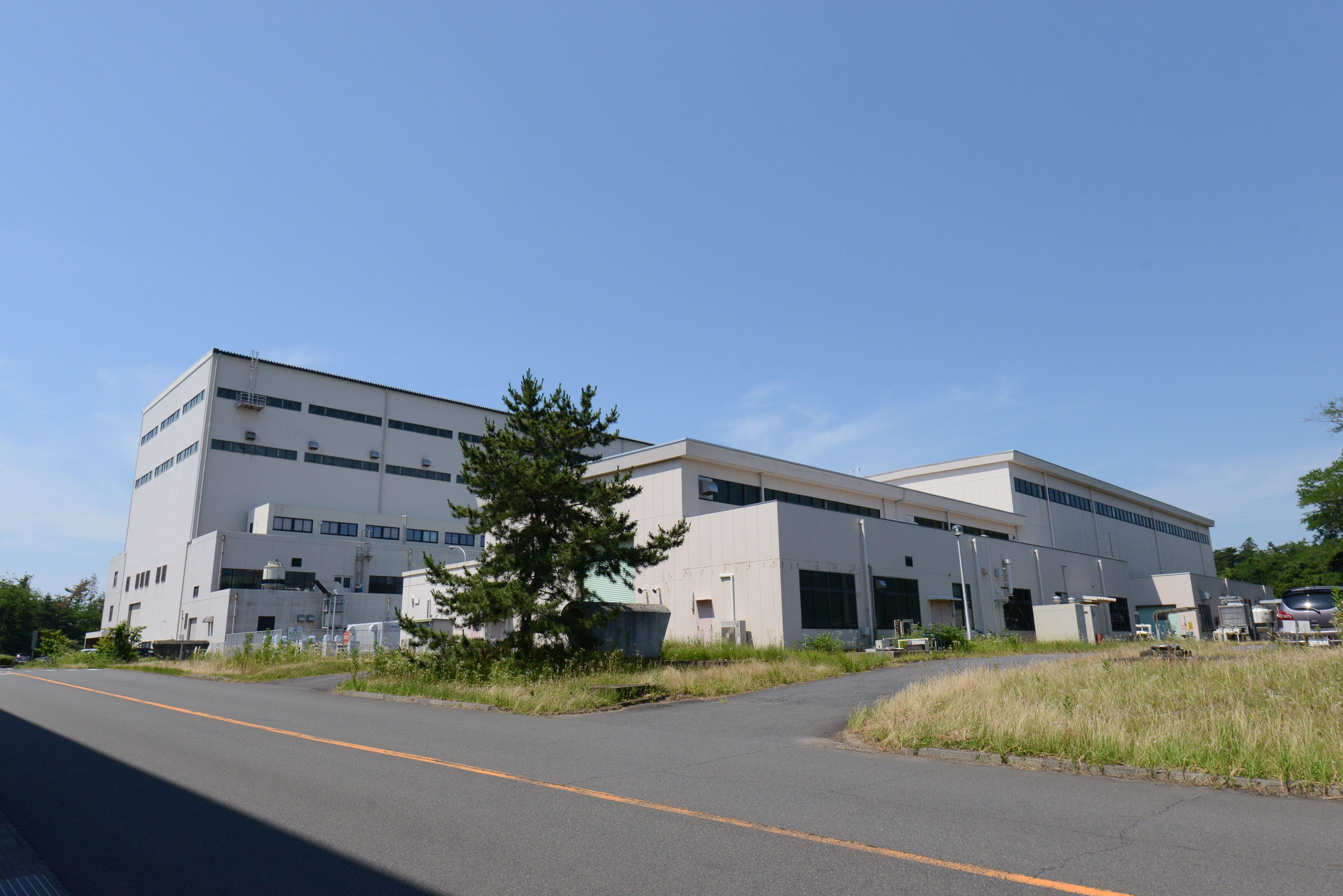 High-Temperature Engineering Laboratory (front) and HENDEL Research & Development Building(rear) 【4-029】