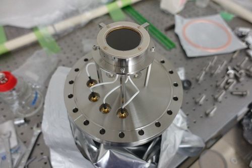 Microchannel plate (MCP) that Mr. Sue and Ms. Yotsuzuka developed. It detects a muon which enters the surface of MCP (The black circle plate shown in the above picture.), and monitors to measure the bunch width of a muon beam.